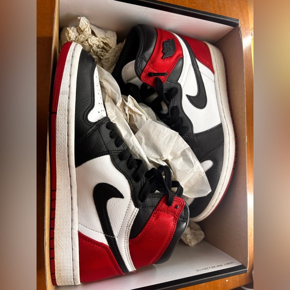 WMNS AIR JORDAN 1 HIGH OG size 7.5 black/black-white-varsity red - Picture 2 of 5